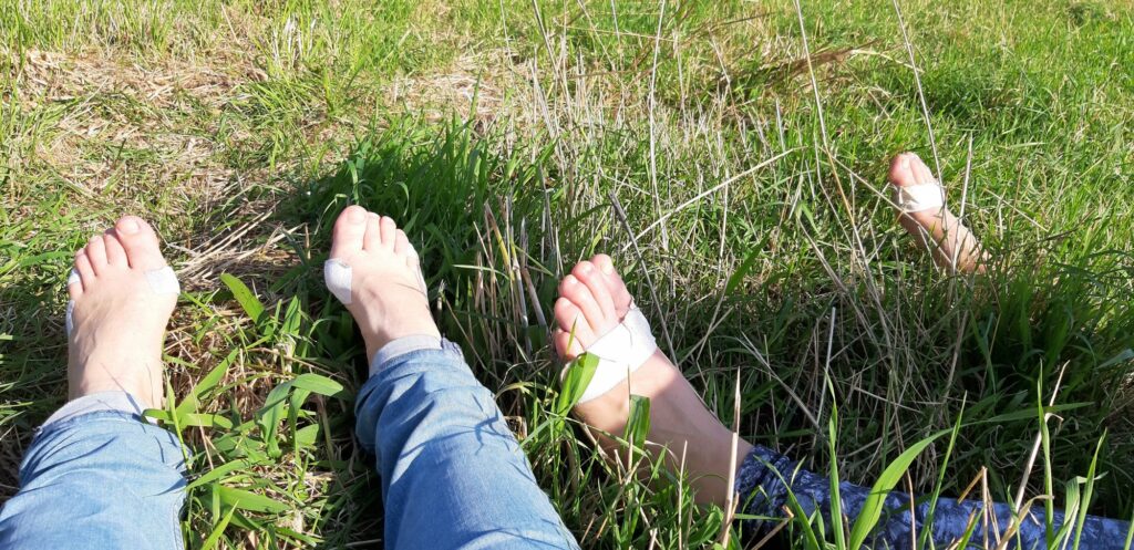 6 Vermoeide voeten krijgen even rust tijdens een korte pauze